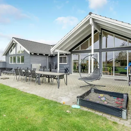 Stunning In Idestrup With Kitchen Сasa de vacaciones Bøtø By